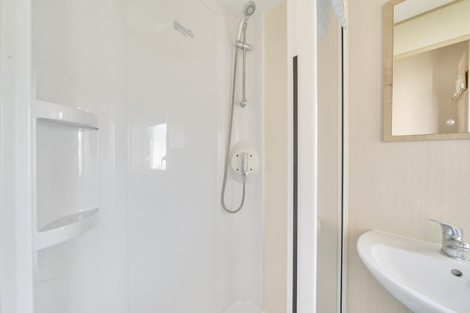 Sleeps 8 - Communal Spa Access - Parking House in Rhyl