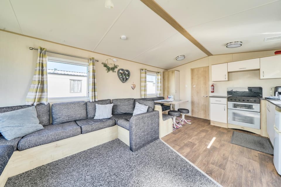 Sleeps 8 - Communal Spa Access - Parking House in Rhyl