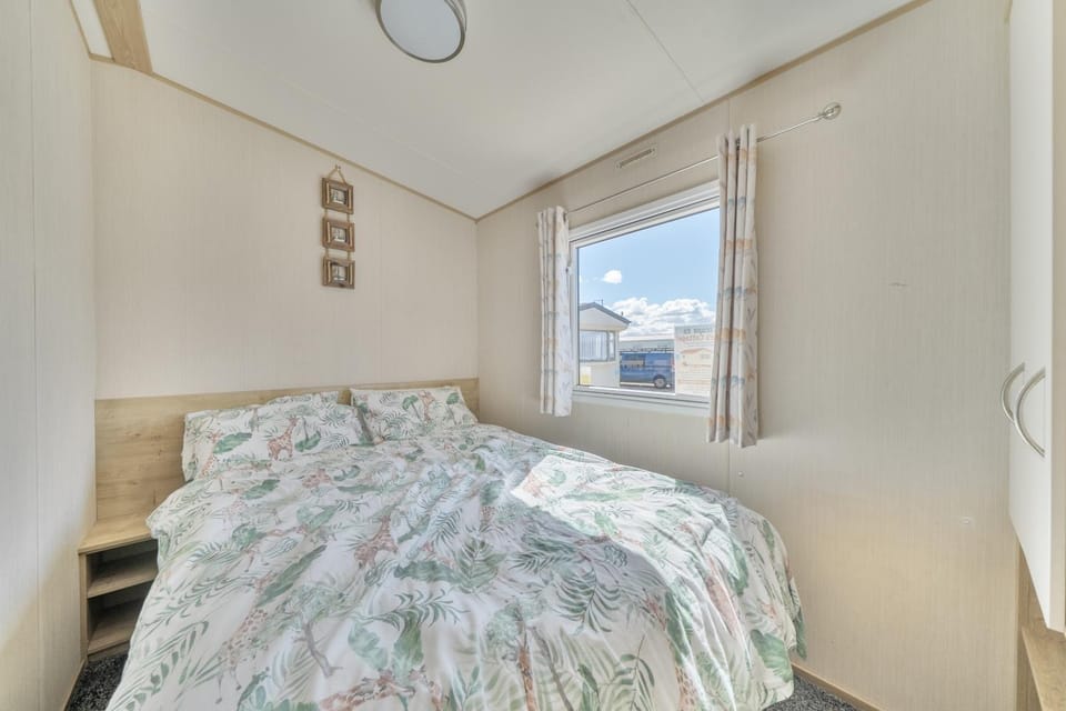 Sleeps 8 - Communal Spa Access - Parking House in Rhyl