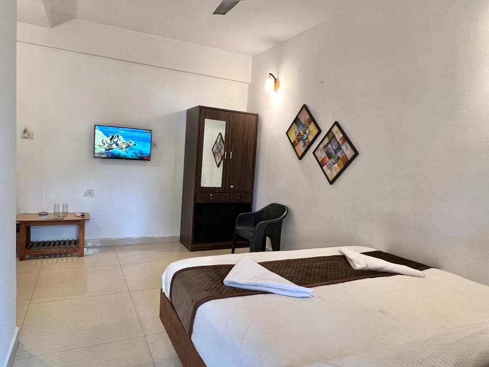 Bed, TV and multimedia, wardrobe
