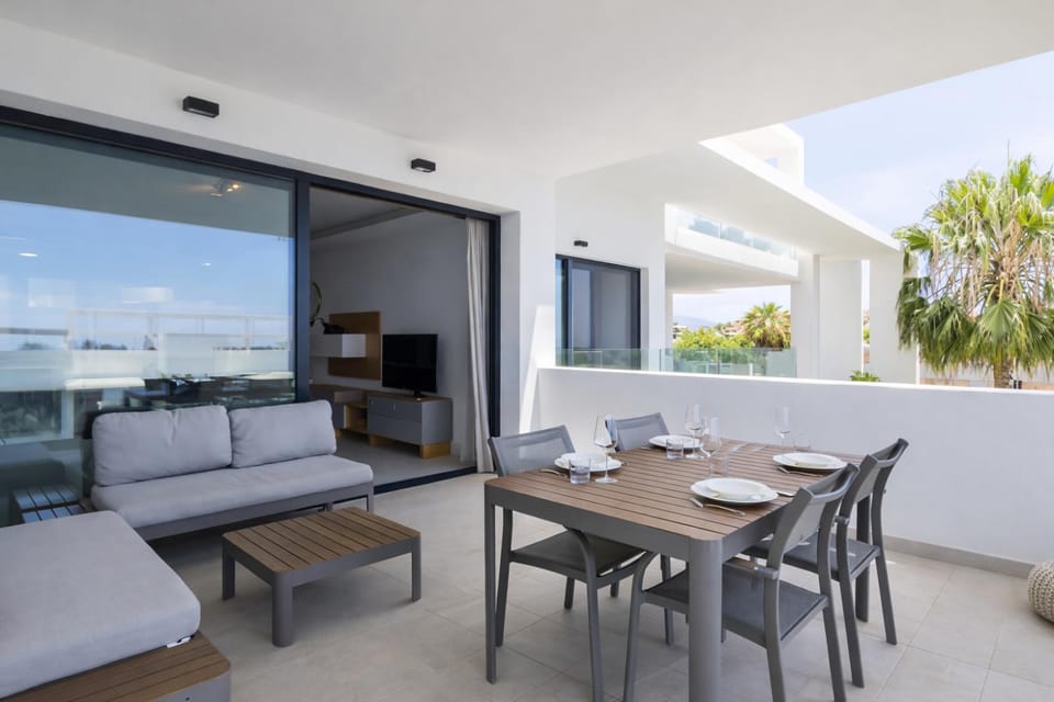 View (from property/room), Balcony/Terrace, Dining area