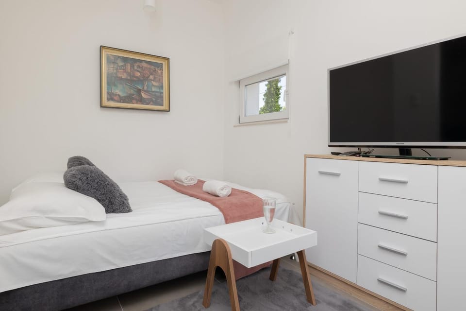 Bed, TV and multimedia, Photo of the whole room, Evening entertainment, Bedroom