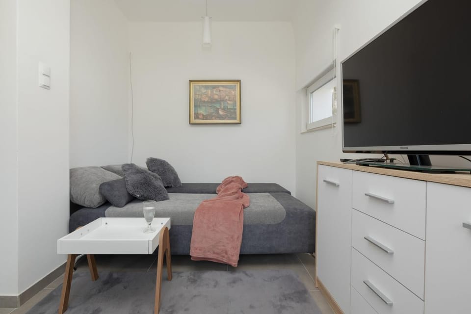 TV and multimedia, Seating area, Bedroom