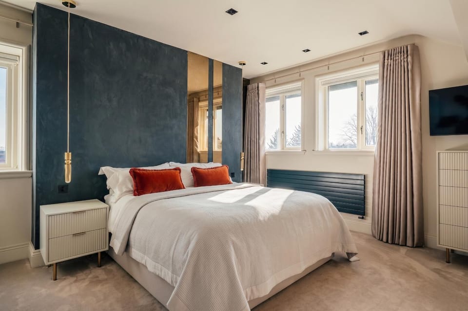 Bed, TV and multimedia, Photo of the whole room, Bedroom