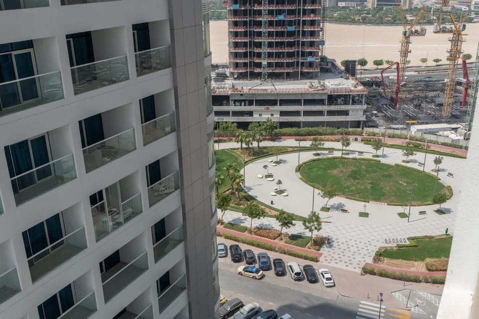 Free housekeeping visits during your stay - StayShort - Deluxe Studio in Al Barsha with Pool and Gym Access Sleeps 2 Apartment in Dubai