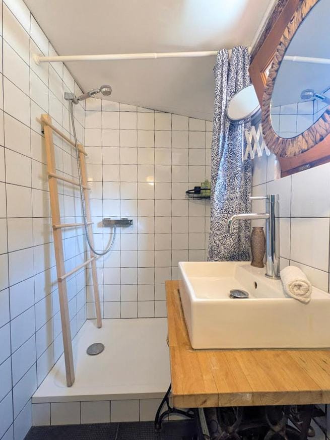 Shower, towels