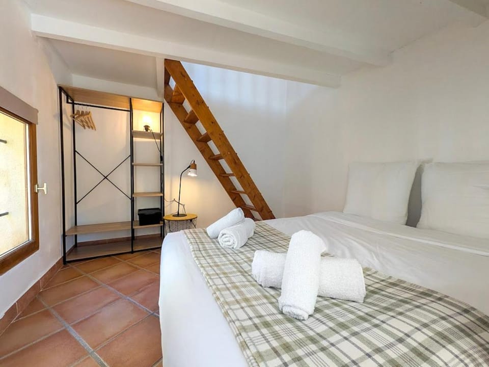 Bed, towels