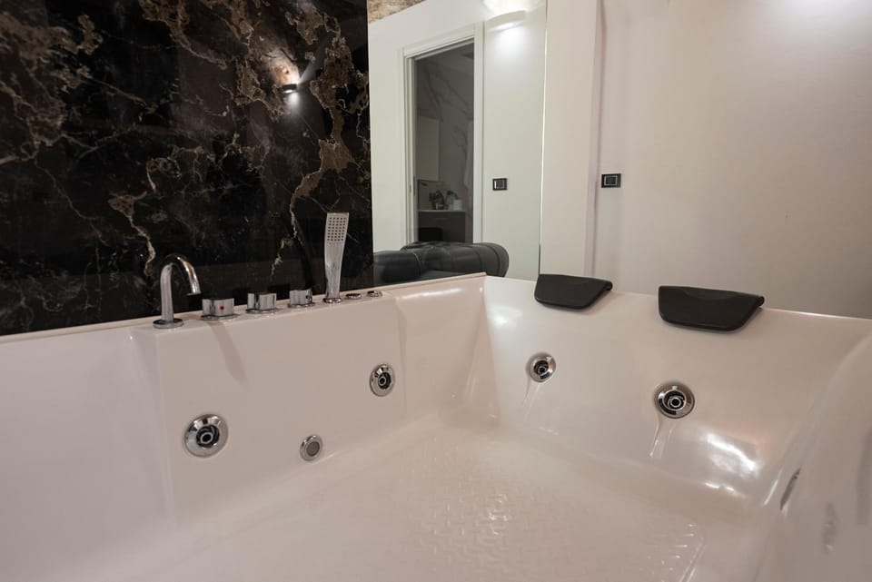 Hot Tub, Bath