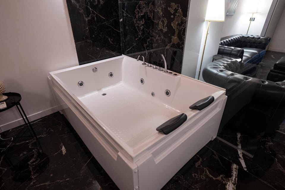 Hot Tub, Bath