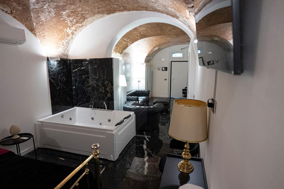 Hot Tub, TV and multimedia, Living room, Bedroom