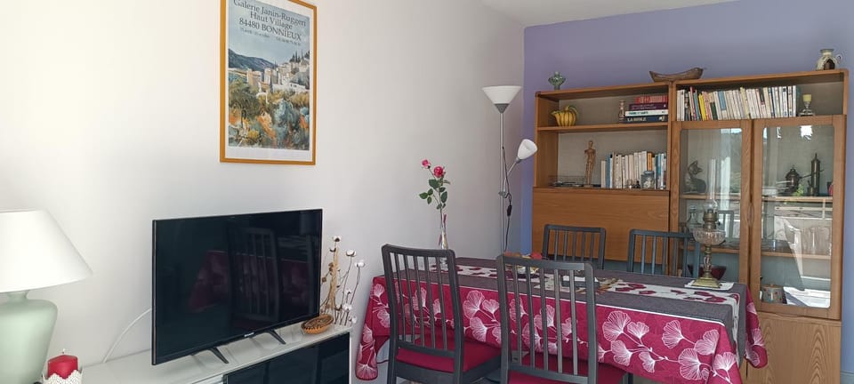 Cosy Appartement climatisé avec terrasse à 10 mn plages et gare Apartment in Saint-Raphael