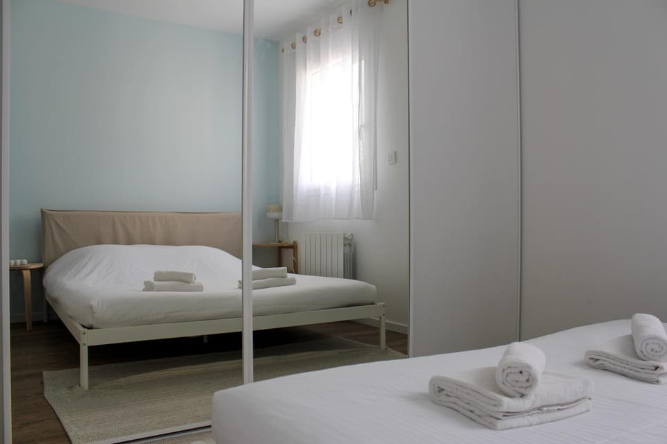 Photo of the whole room, Bedroom