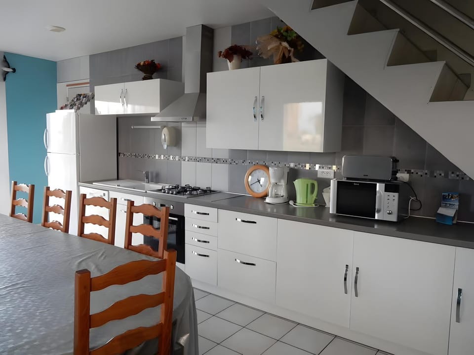 Property building, Kitchen or kitchenette, Living room