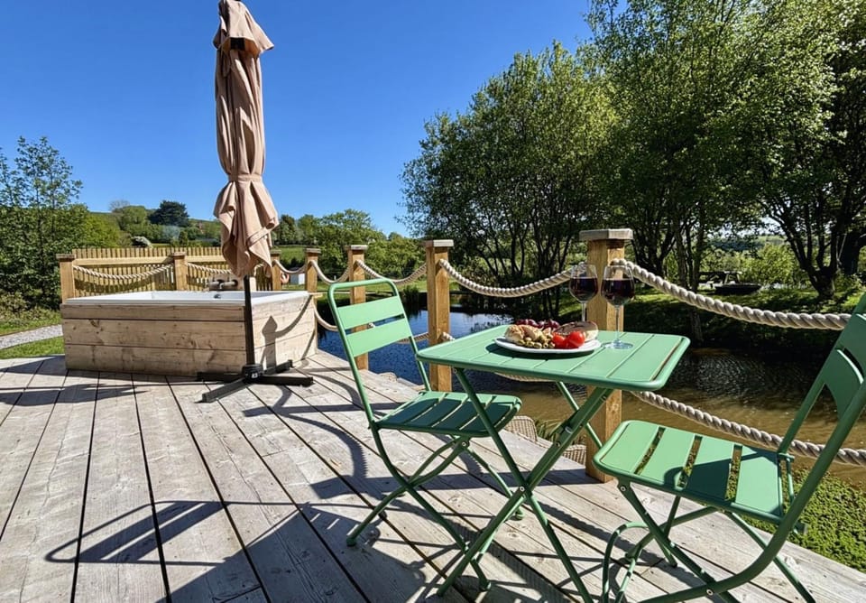 Property building, Patio, Spring, Day, Natural landscape, View (from property/room), Balcony/Terrace, Seating area, Garden view