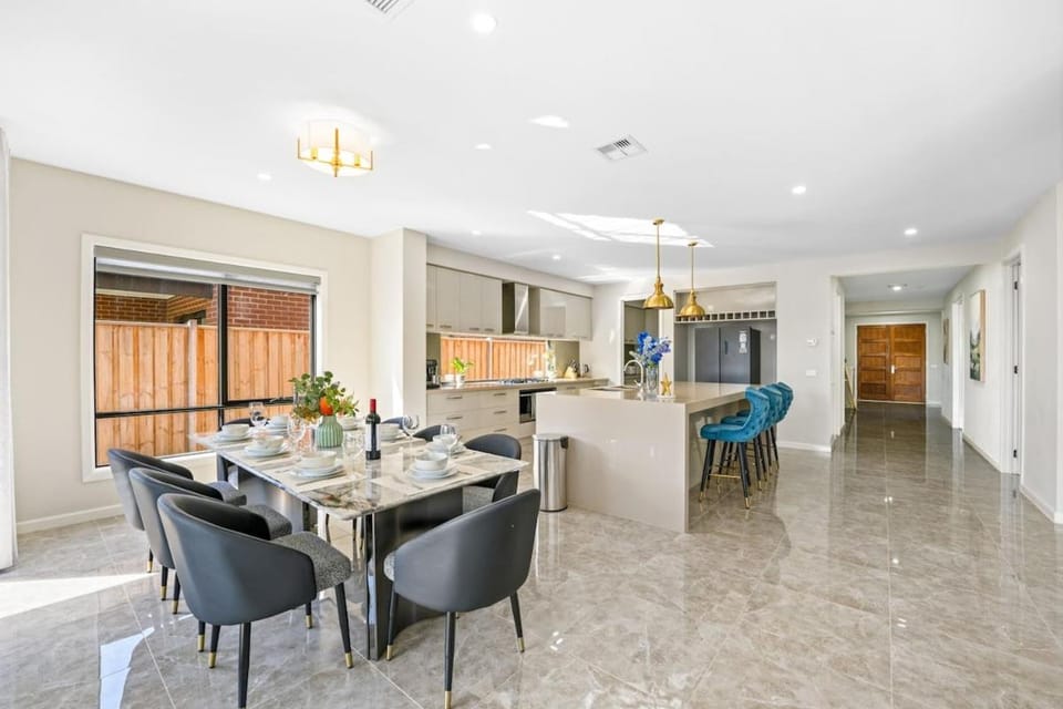 Stunning Park-fronted Luxury Grand Family House! Villa in Little River