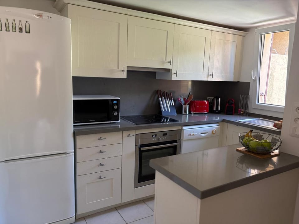 Coffee/tea facilities, Kitchen or kitchenette, dishwasher, oven, stove, toaster