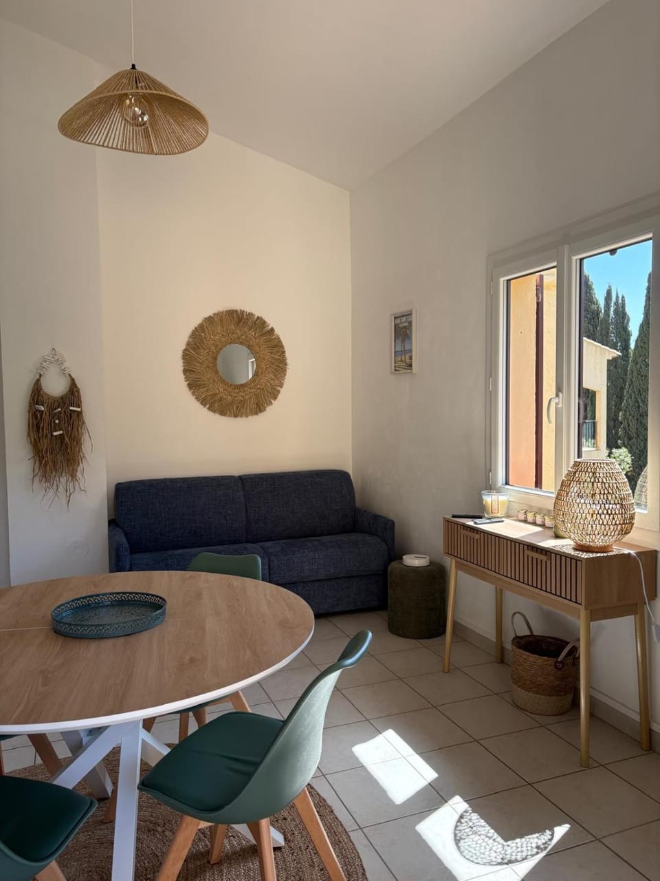 Living room, Seating area, Dining area