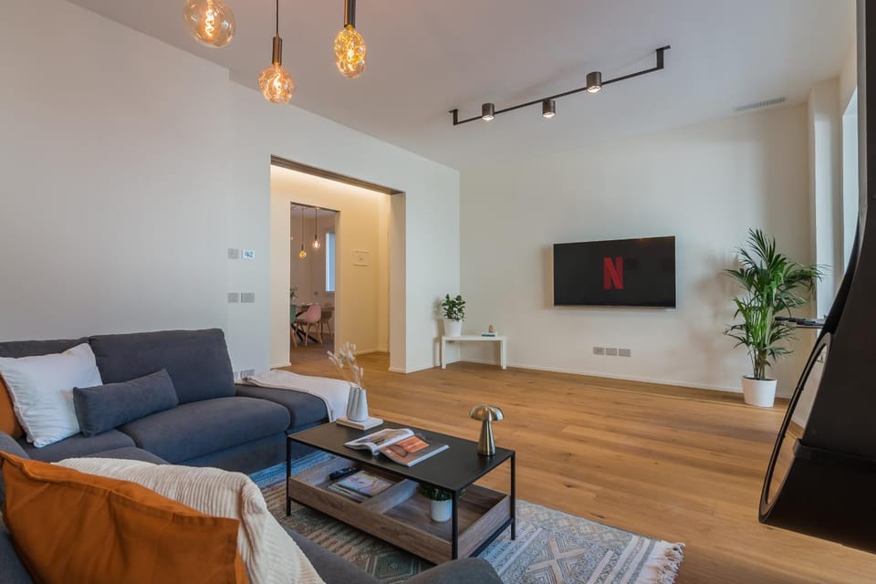 Spring, Bed, Day, Night, Winter, Summer, TV and multimedia, Living room, Seating area, Evening entertainment, Autumn, Entertainment, Seasons, internet, soundproof