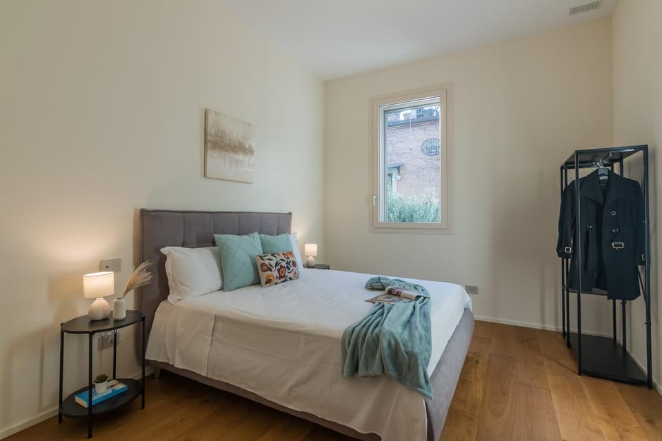 Spring, Bed, Day, Night, Winter, Photo of the whole room, Bedroom, Autumn, Seasons, heating, internet, soundproof, wardrobe, air conditioner
