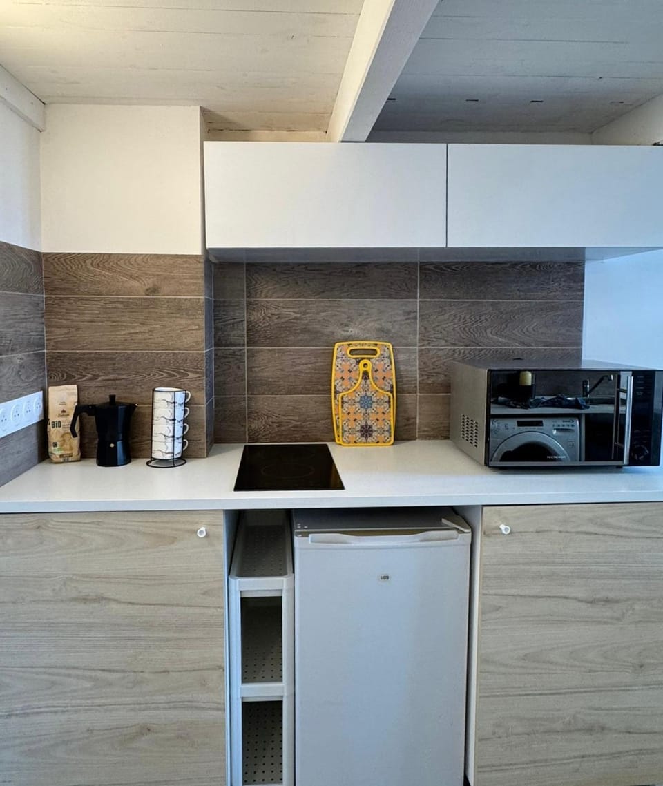 Coffee/tea facilities, Kitchen or kitchenette, oven, stove