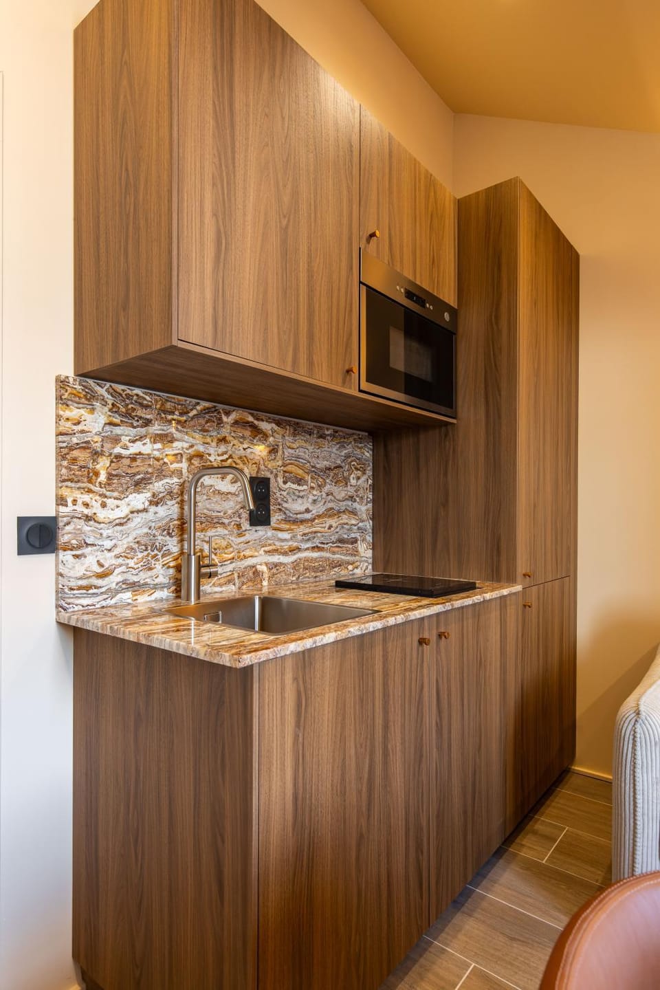 Kitchen or kitchenette, minibar, oven, stove, wardrobe