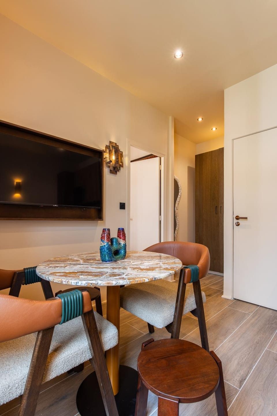 Kitchen or kitchenette, Living room, Seating area, Dining area, oven, wardrobe