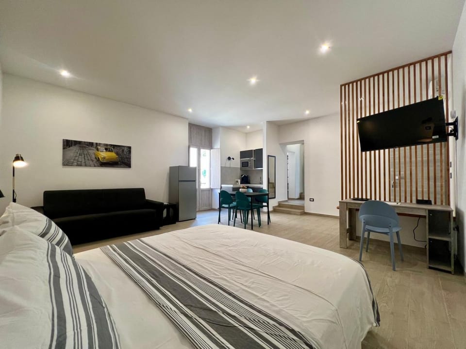 Bed, TV and multimedia, Photo of the whole room, Bedroom