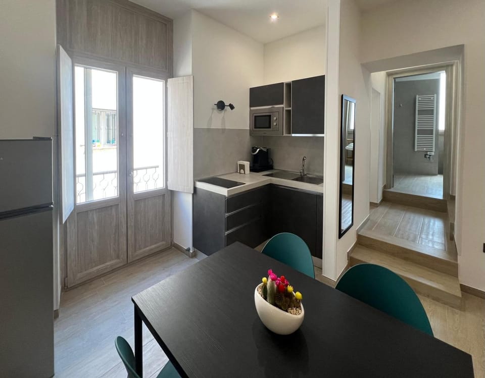 Kitchen or kitchenette, Dining area