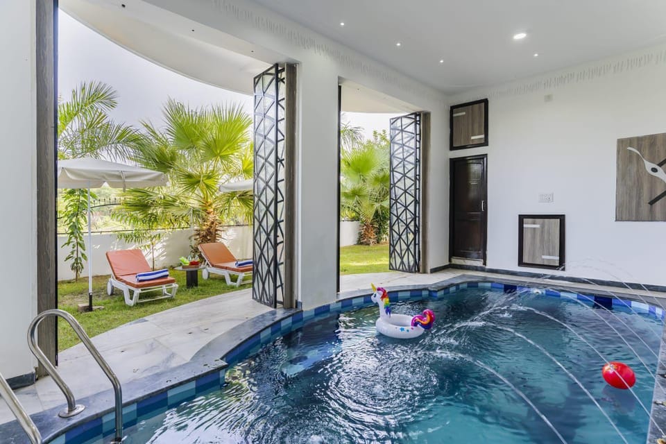 Pool view, Swimming pool, sunbed