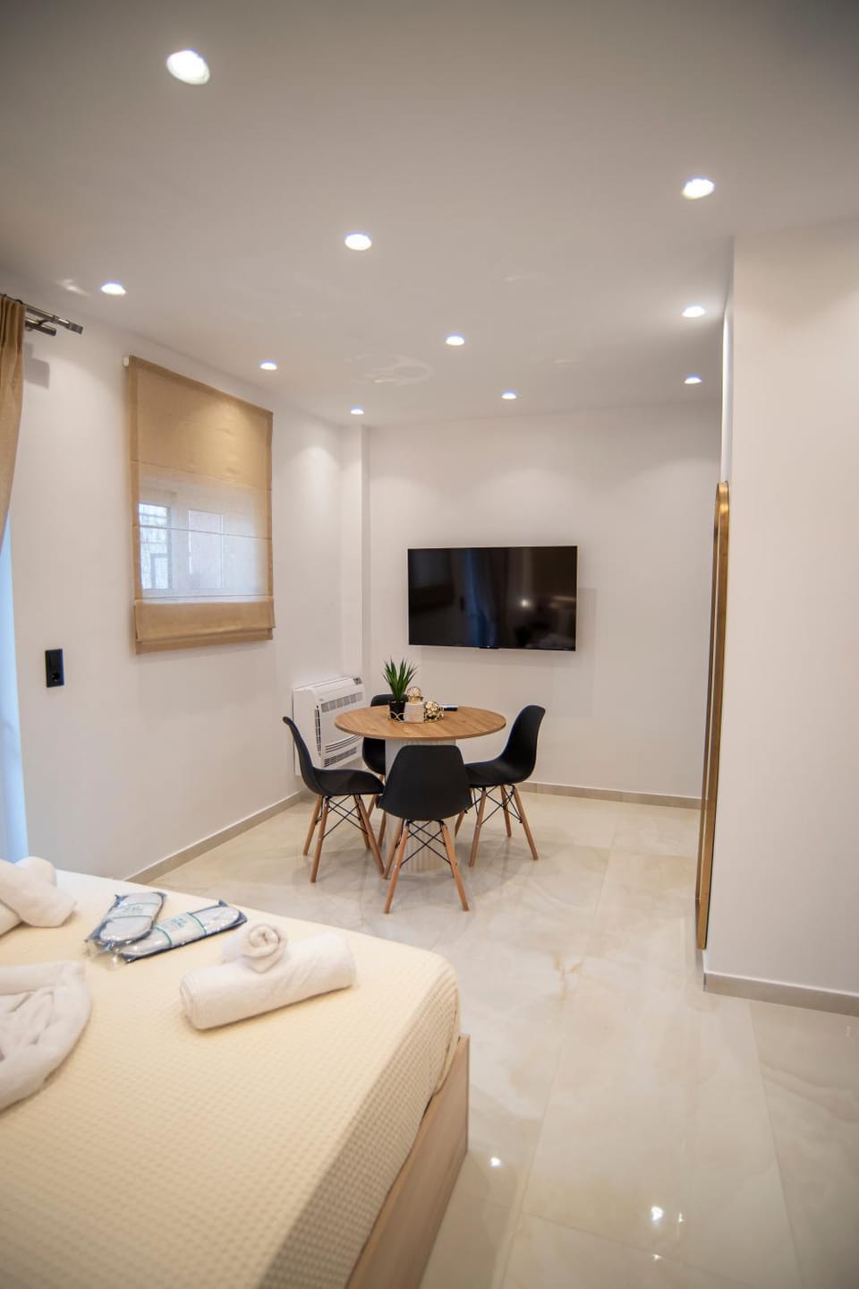 Bed, TV and multimedia, Photo of the whole room, Dining area, Bedroom