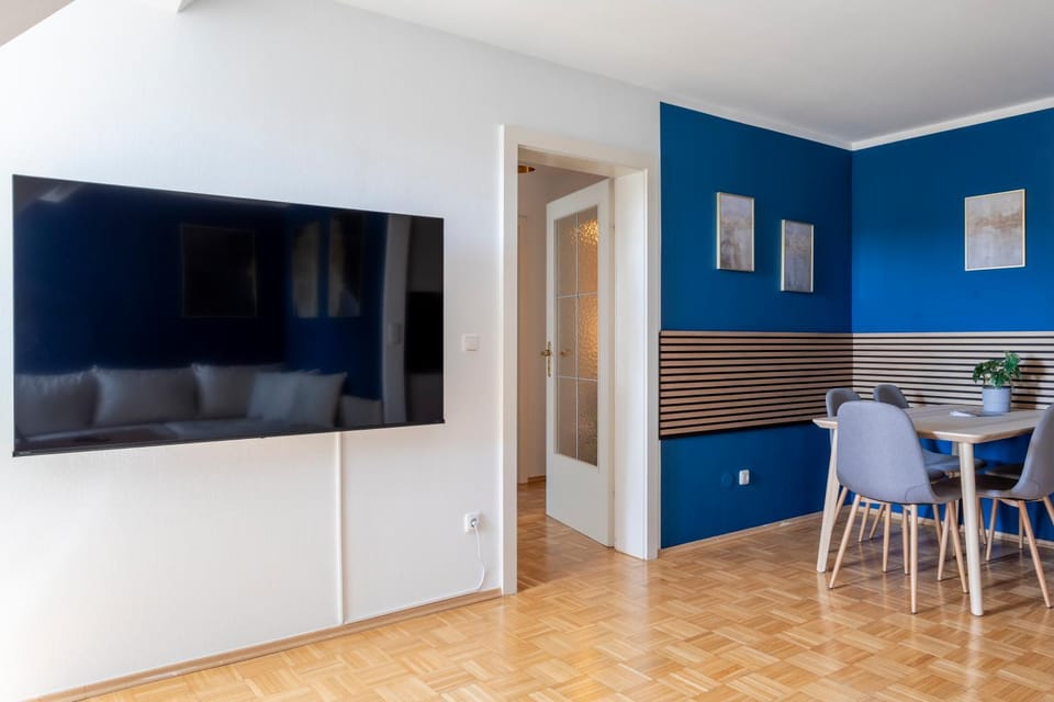 TV and multimedia, Living room, Seating area, Dining area