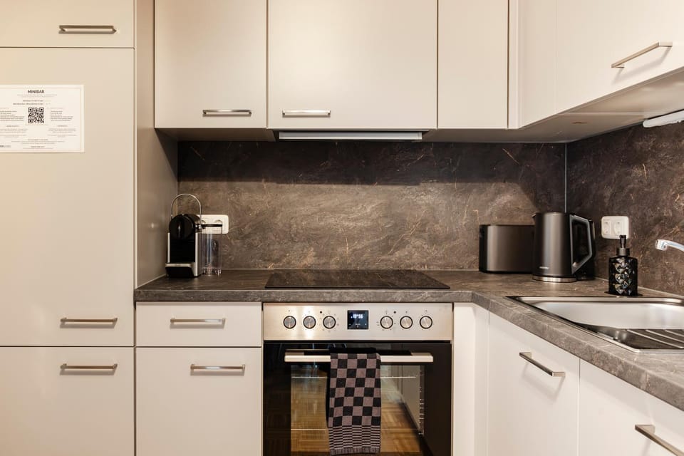 Coffee/tea facilities, Kitchen or kitchenette, microwave, minibar, stove, toaster, kitchen