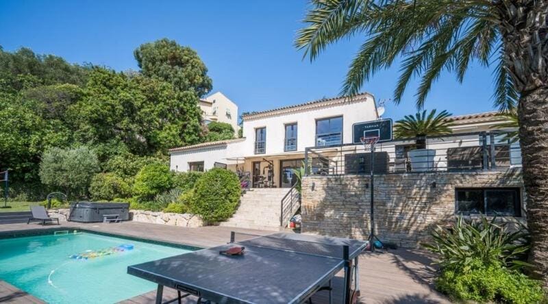 3 Bedrooms Apartment Villa with Private Garden and Pool House in Nice