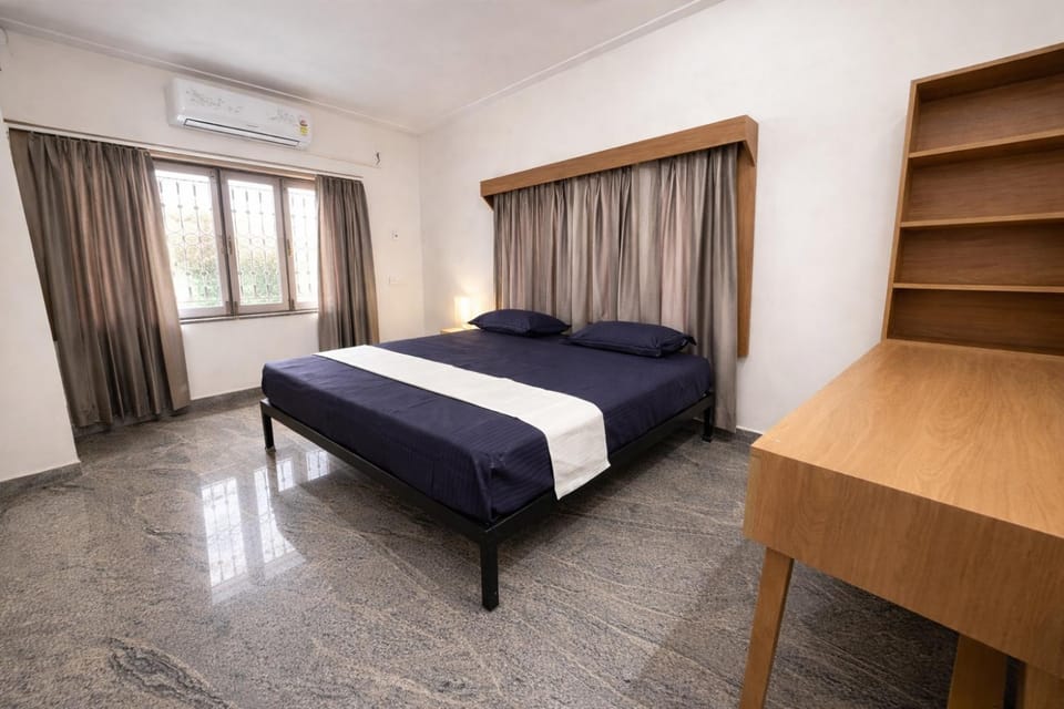 Photo of the whole room, Bedroom
