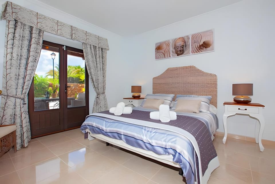 Property building, Living room, Bedroom