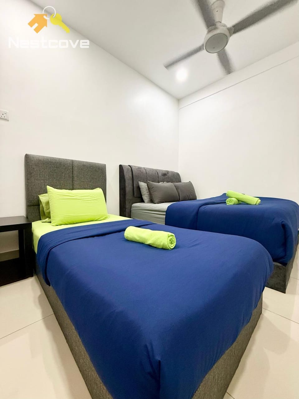 Shower, Property building, Bed, Living room, Photo of the whole room, Seating area, Bedroom, fireplace, towels