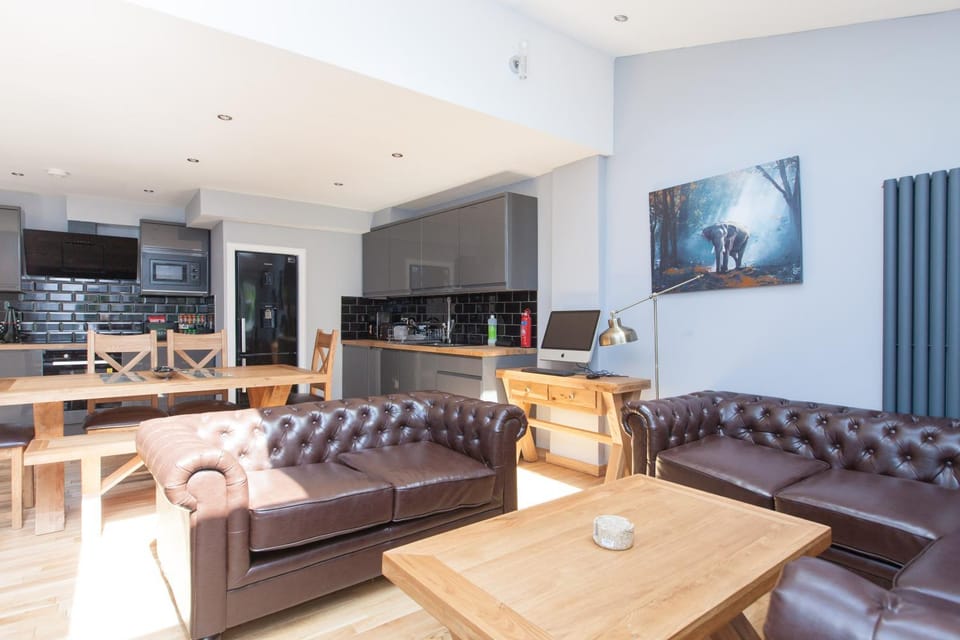 Luxurious Townhouse Edinburgh with Hot Tub House in Edinburgh
