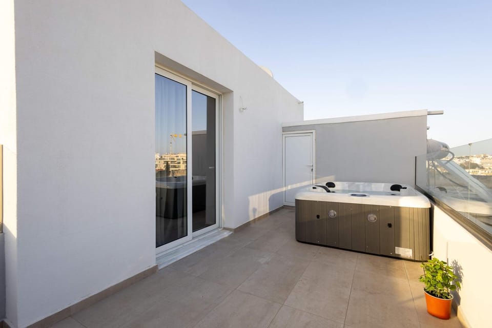 Day, Natural landscape, Hot Tub, View (from property/room), Balcony/Terrace