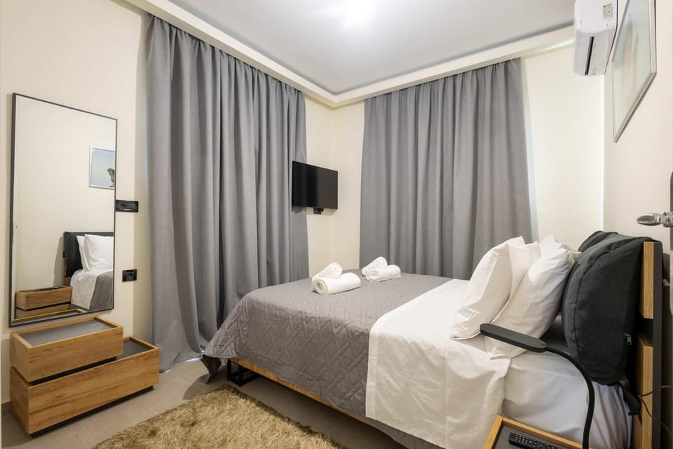 Bed, TV and multimedia, Photo of the whole room, Bedroom, towels