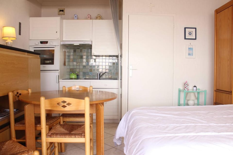 Bed, Dining area