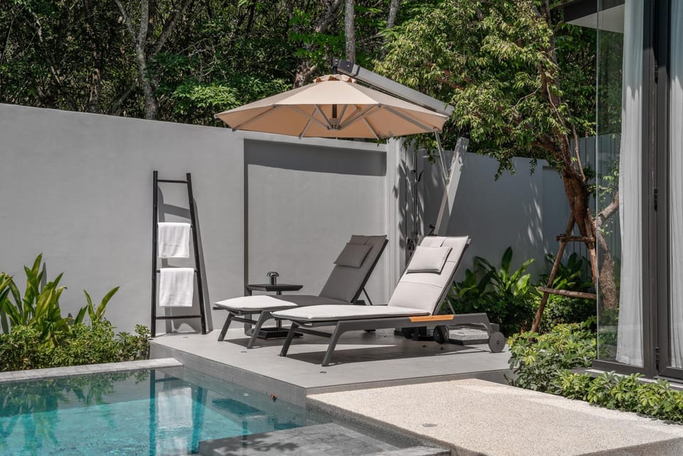 Day, Swimming pool, sunbed
