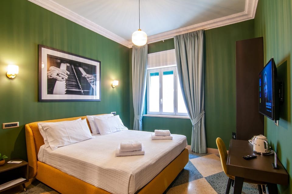 Bed, Photo of the whole room, towels