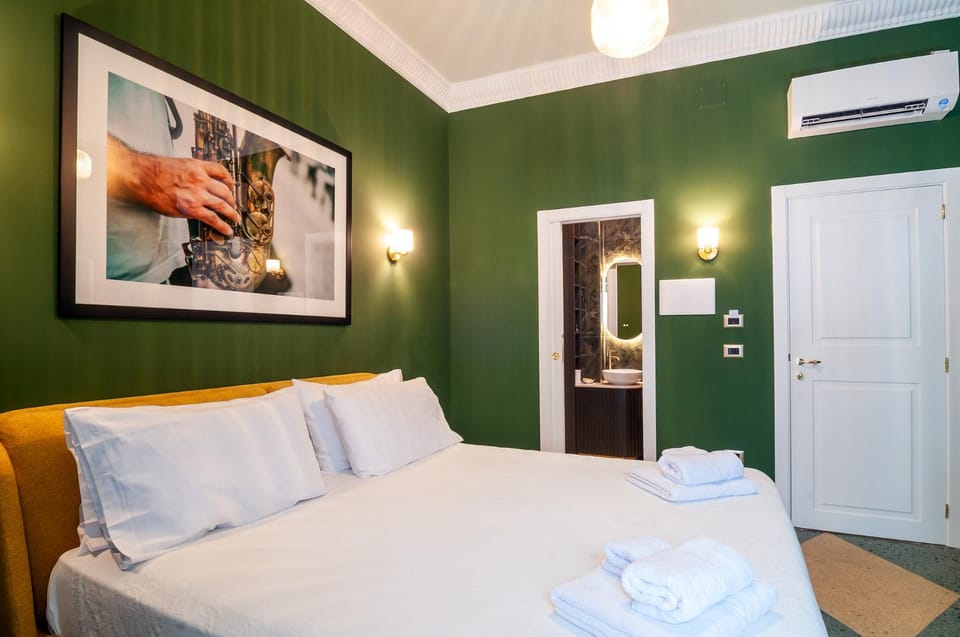 Bed, Photo of the whole room, towels, air conditioner