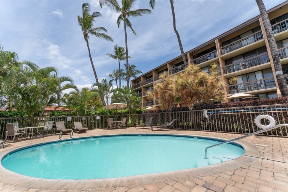 Property building, Day, Garden, Pool view, Swimming pool, sunbed
