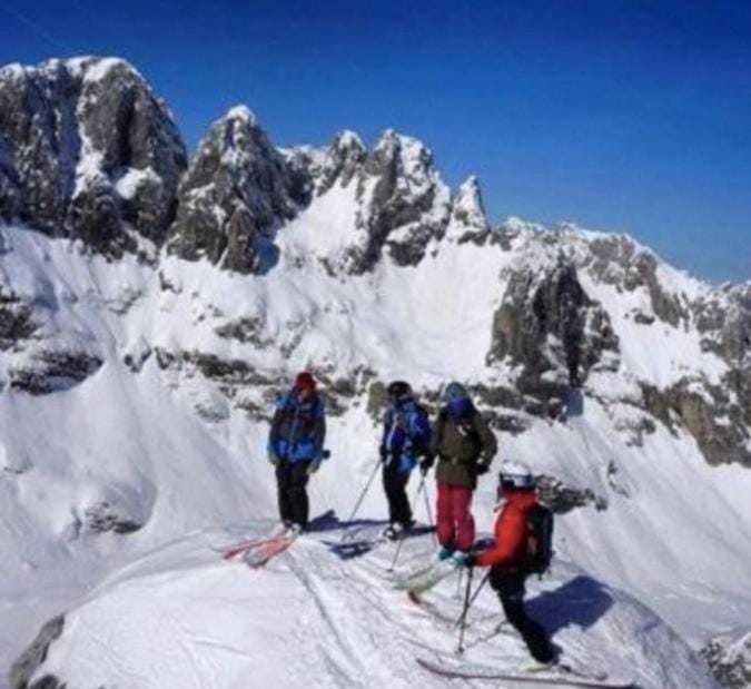 Day, People, Natural landscape, Winter, Skiing, Mountain view, group of guests