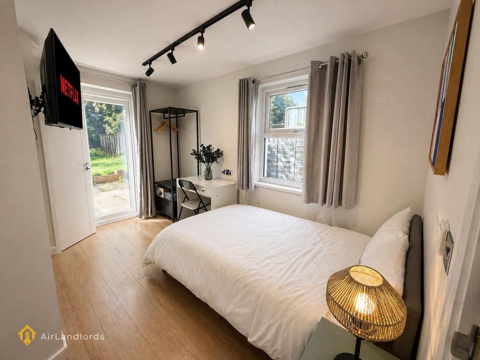 Unique Studio in the Heart of Hounslow! Apartment in Twickenham