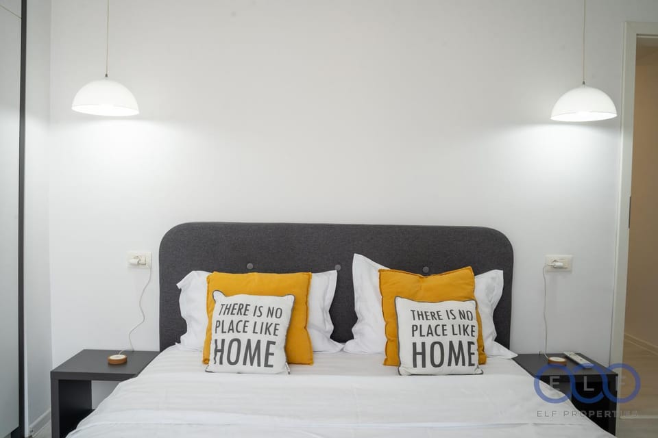 Bed, Photo of the whole room, Seating area, Bedroom