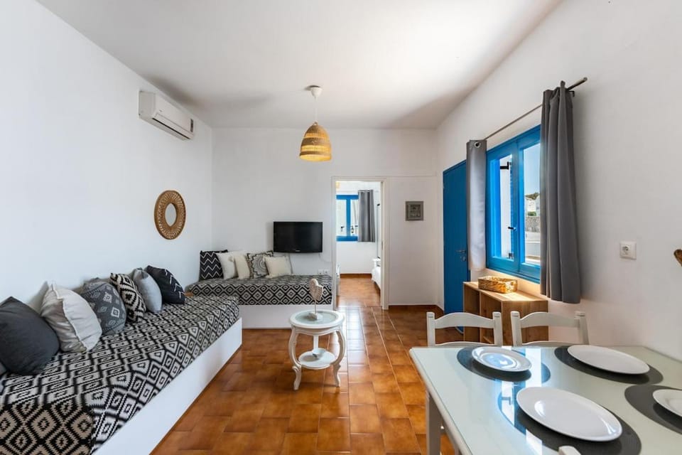 Living room, Seating area, Dining area, air conditioner