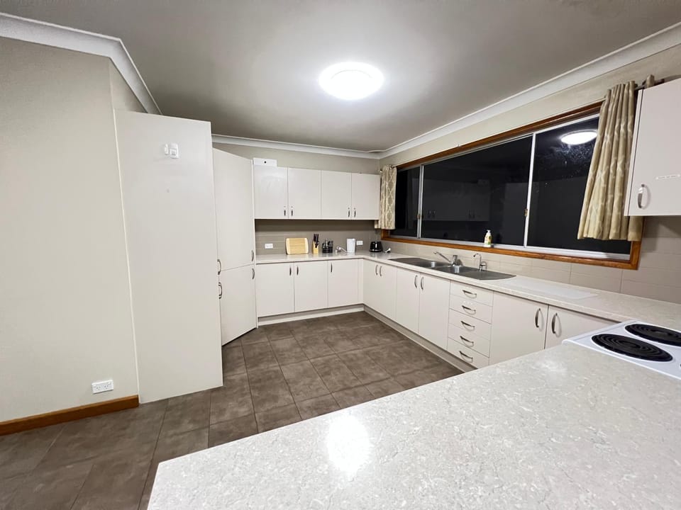 Spacious Queen Room, Auburn - A7 Vacation rental in Sydney