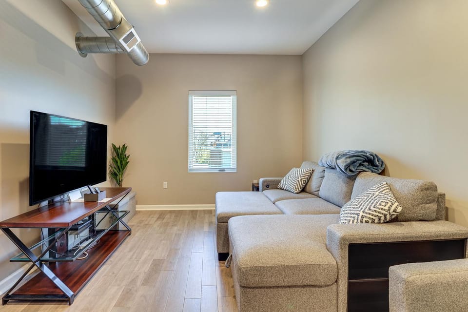 Explore the City! Walkable Lawrenceville Condo House in Pittsburgh